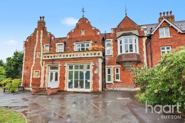 2 bedroom flat, Honeywood Walk, Carshalton, SM5