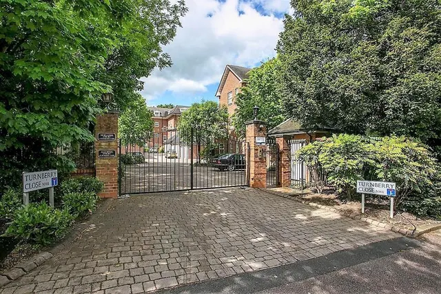 Photo 3 — Turnberry Close, Hendon, NW4, London