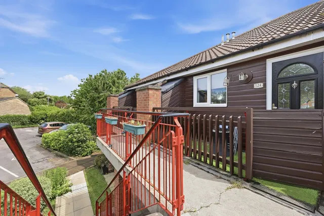 Photo 3 — Charleston Avenue, Basildon, SS13 1JH