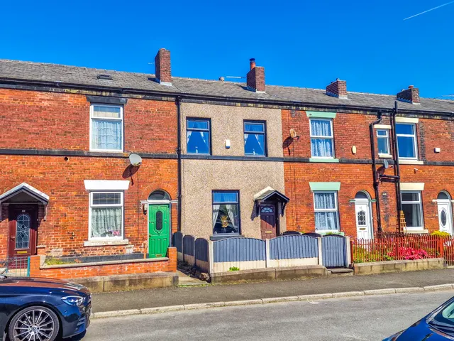 Badger Street, Bury, BL9, photo 1