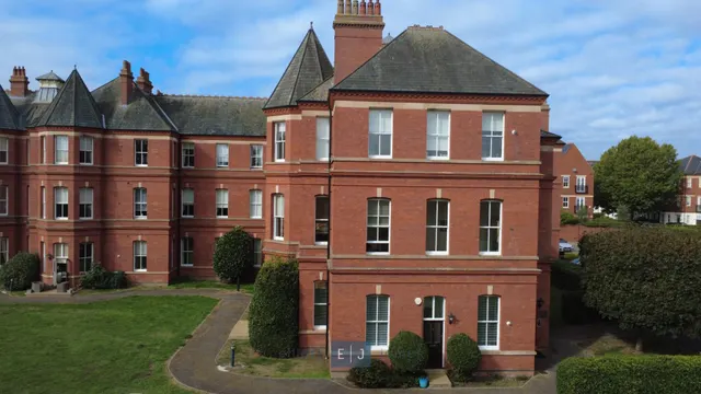 Brandesbury Square, Woodford Green, IG8, photo 1