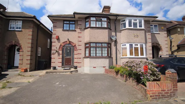 Oakwood Hill, Loughton, photo 1