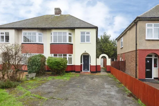 Longport Close, ILFORD, Essex, IG6, photo 1