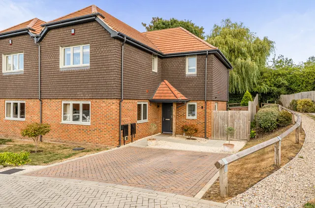 Chilloway Close, Crondall, Farnham, Hampshire, GU10 5SB, photo 1