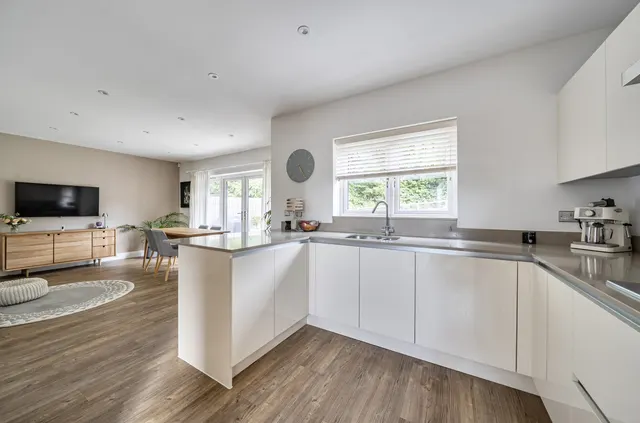 Photo 3 — Chilloway Close, Crondall, Farnham, Hampshire, GU10 5SB