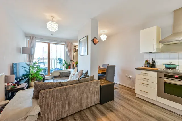 Photo 2 — Apartment 13, 6 Hardwicks Square ( 40%), London