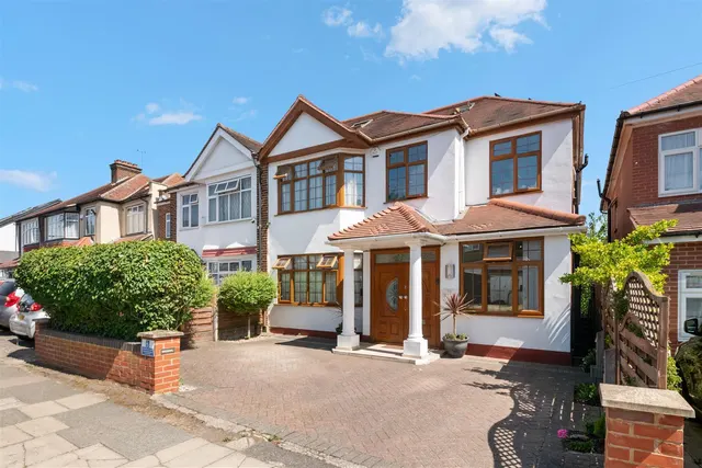 Dorset Avenue, Norwood Green, photo 1