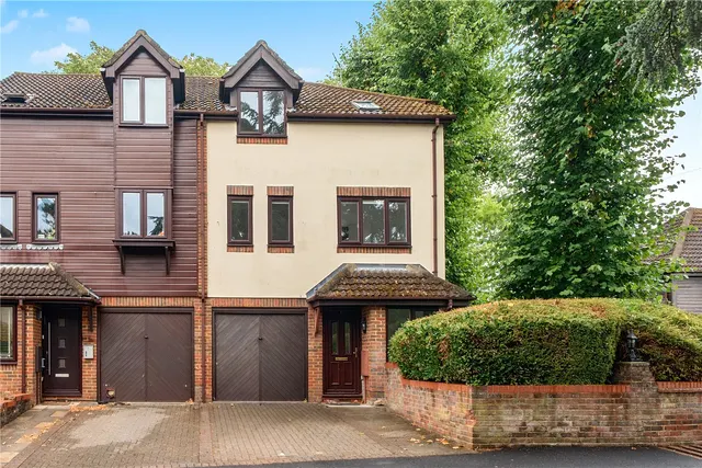 Fairholme Gardens, Farnham, Surrey, GU9, photo 1