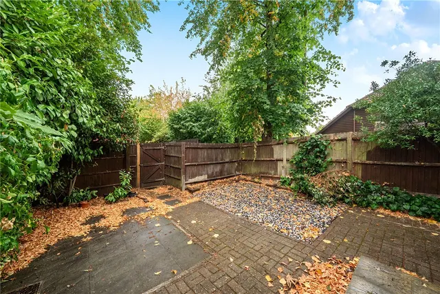 Photo 2 — Fairholme Gardens, Farnham, Surrey, GU9