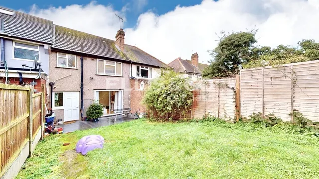 Rosewood Avenue, Greenford, UB6, photo 3