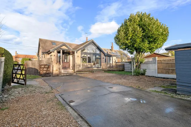First Bungalow, Amen Corner, photo 1