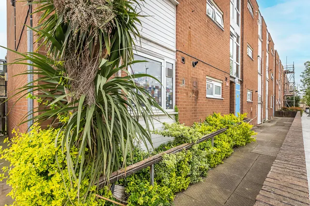 Photo 3 — Waverton Road, London, SW18