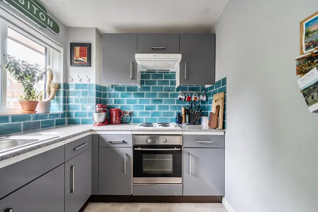 Photo 2 — 11 Heron House, 1a Cottage Grove, Surbiton