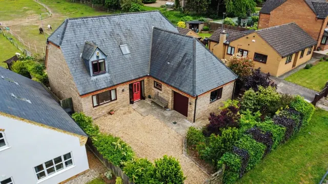 Wellingborough Road, Earls Barton, photo 1
