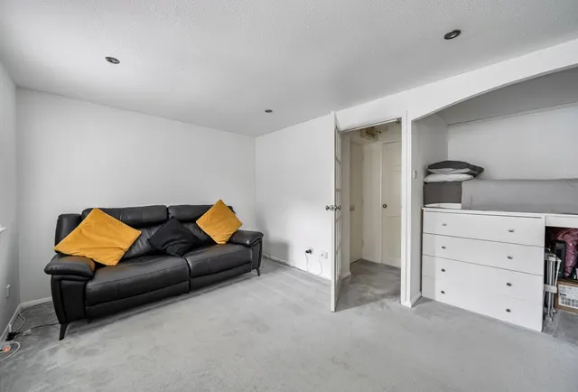 Photo 3 — Chipstead Close, Sutton, SM2 6BF