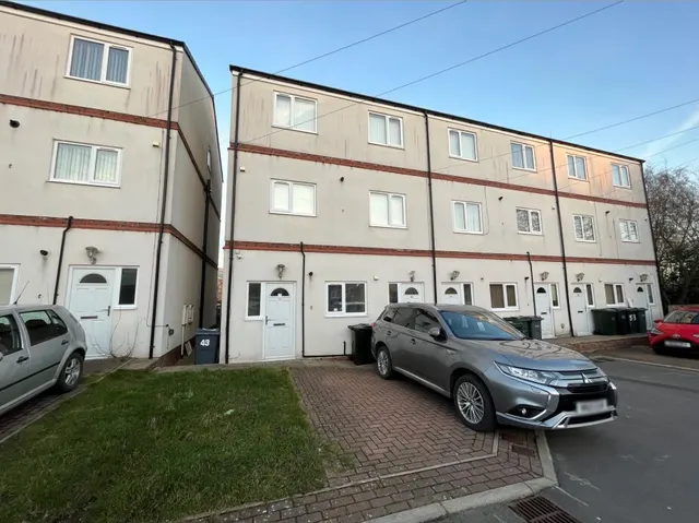 Wellington Court, BD6, photo 1