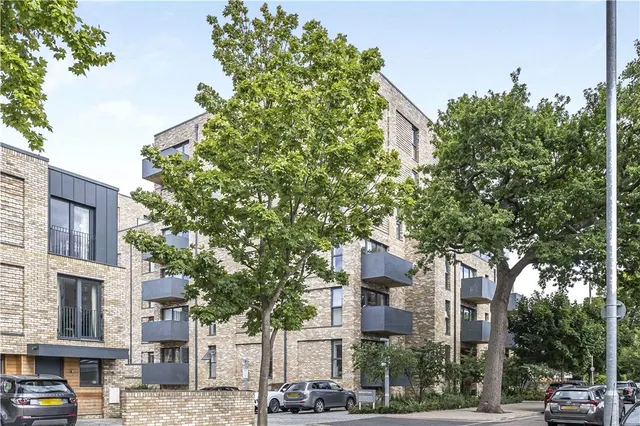 Beatrice Place, London, SW19, photo 1