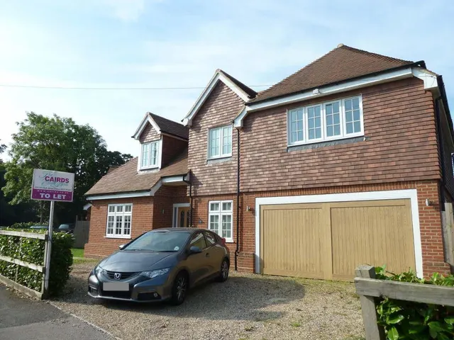 West Farm Avenue, Ashtead, Surrey, KT21 2JY, photo 1
