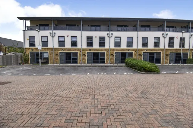 Sunderland Place, Farnborough, GU14, photo 1