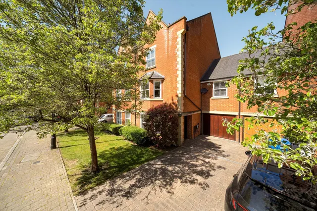 Longbourn, Windsor, SL4, photo 1