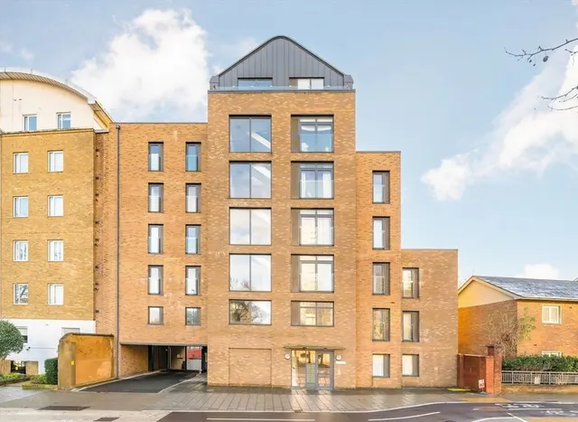 Kew Bridge Road, Brentford, TW8, photo 1