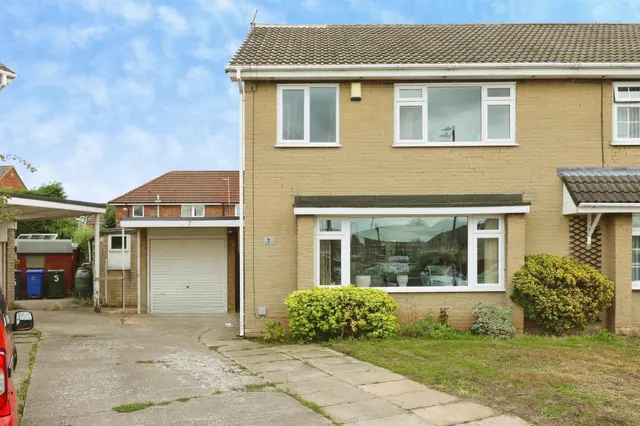 St. Andrews Grove, Hatfield, DN7, photo 1