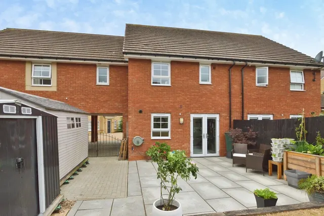 Martina Close, Fairfields, MK11, photo 2