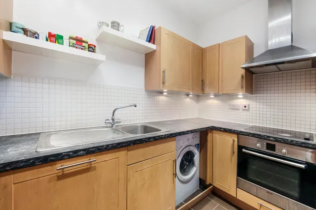 Photo 3 — 34 Altima Court, 33 East Dulwich Road, London