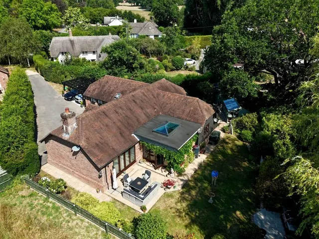 Holt Lane, Holt, BH21, photo 2