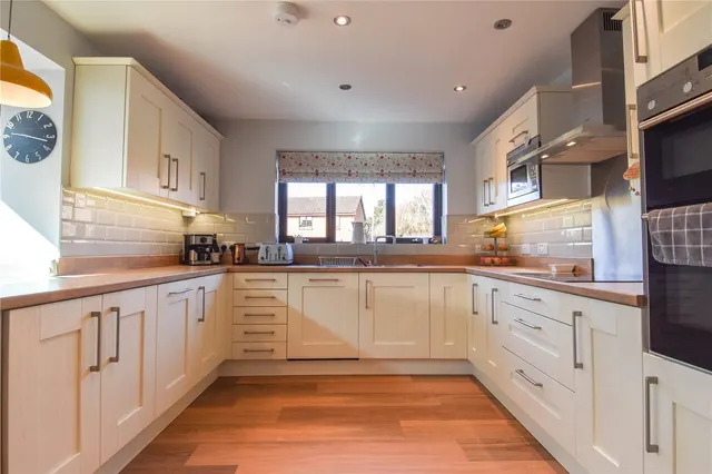 High Meadows, Stoke Heath, B60, photo 3