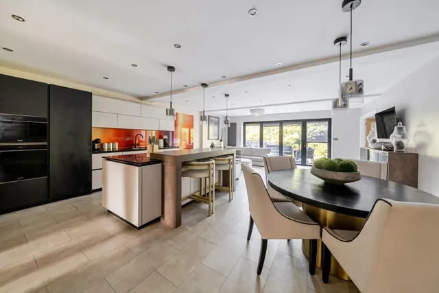 Cabrera Avenue, Virginia Water, GU25, photo 1