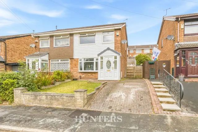 Glenwood Drive, Middleton, M24, photo 1