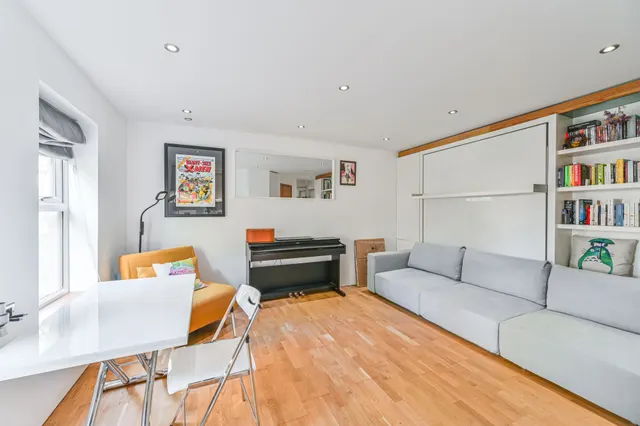 11 Wycherley Close, London, photo 1