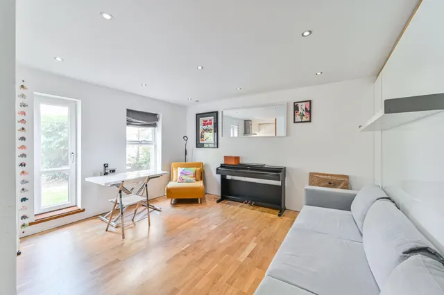 Photo 2 — 11 Wycherley Close, London