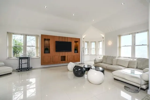 Photo 2 — Mountview Road, Esher, KT10