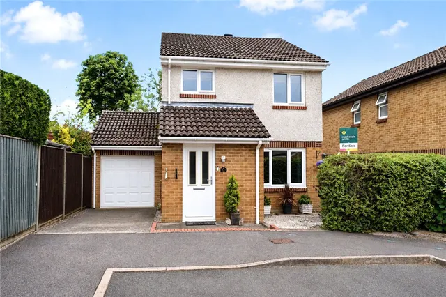 Larch Way, Farnborough, Hampshire, GU14 0QN, photo 1