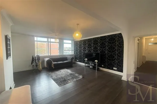 High Road, Loughton, IG10, photo 1