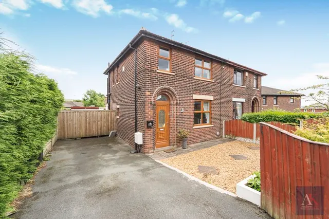 Smith Hill Milnrow, Rochdale OL16 3EG, photo 1