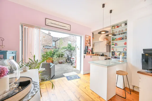 224 Chapter Road, London, photo 1
