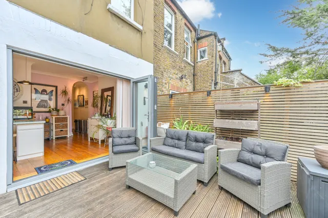 Photo 3 — 224 Chapter Road, London