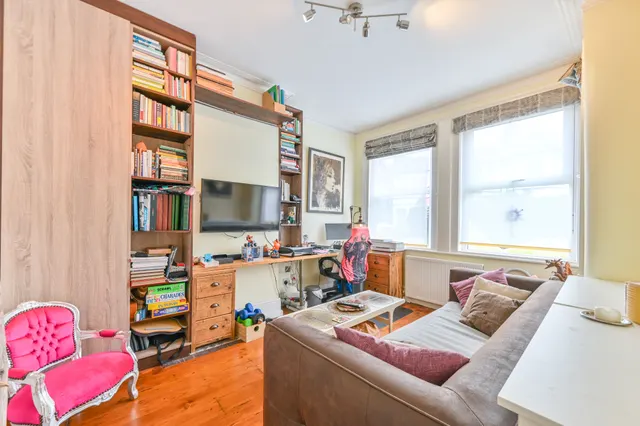 Photo 2 — 224 Chapter Road, London