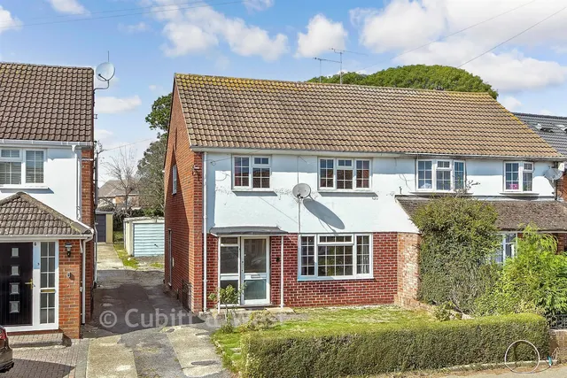 Denchers Plat, Langley Green, RH11, photo 1