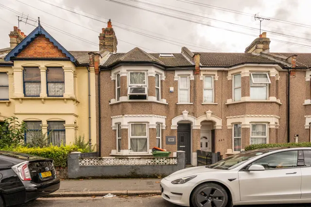 London, E12, photo 1