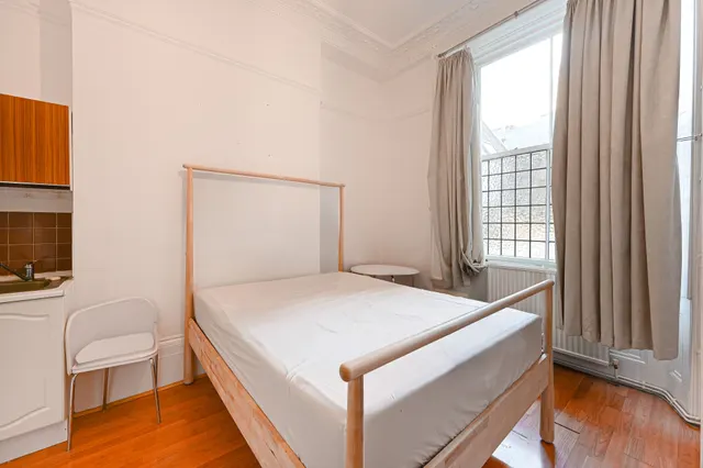 Photo 2 — Flat 6, 12 Elvaston Place, London