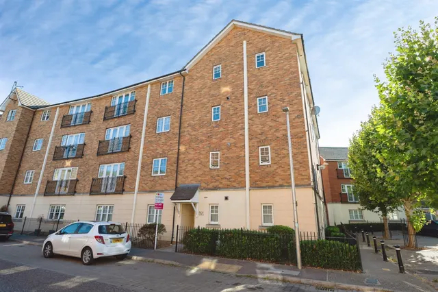 Caspian Way, Purfleet-On-Thames, RM19, photo 1