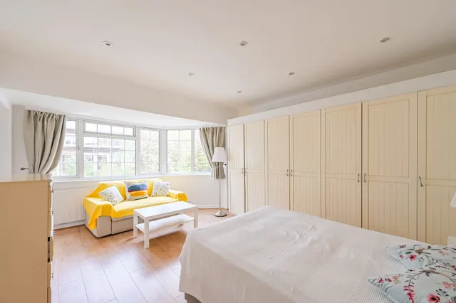 Flat C, 40 Clifton Gardens, London, photo 1