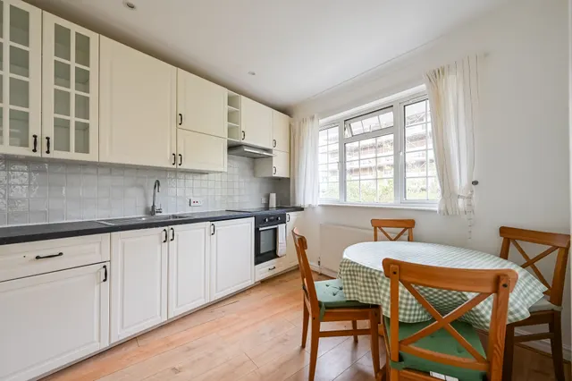 Photo 2 — Flat C, 40 Clifton Gardens, London