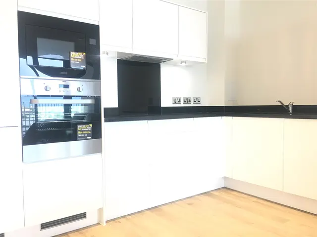Lakeside Drive, London, NW10, photo 2