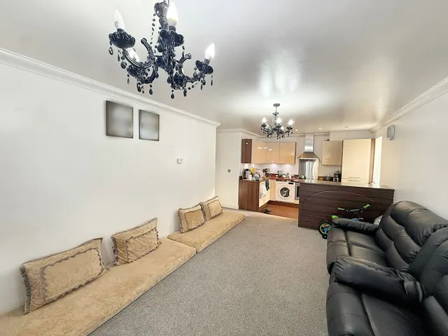 Vicarage Farm Road, Heston, TW5, photo 2
