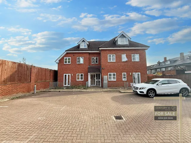 Vicarage Farm Road, Heston, TW5, photo 1
